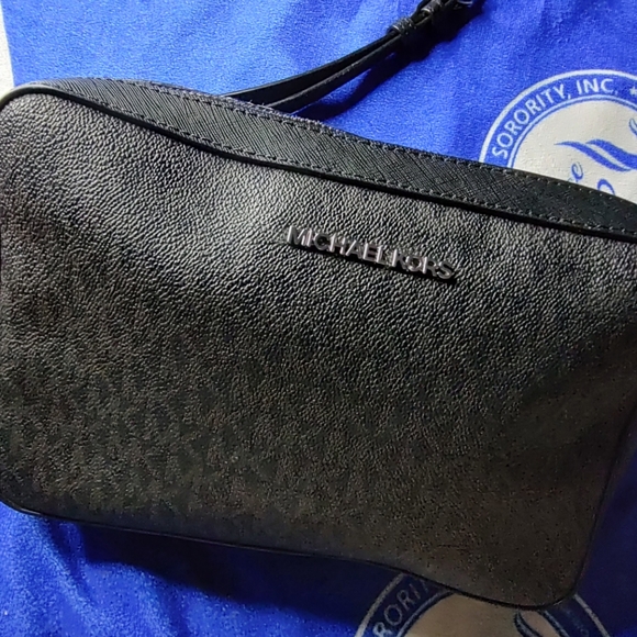 Jet Set Large Logo Crossbody Bag - Picture 3 of 3